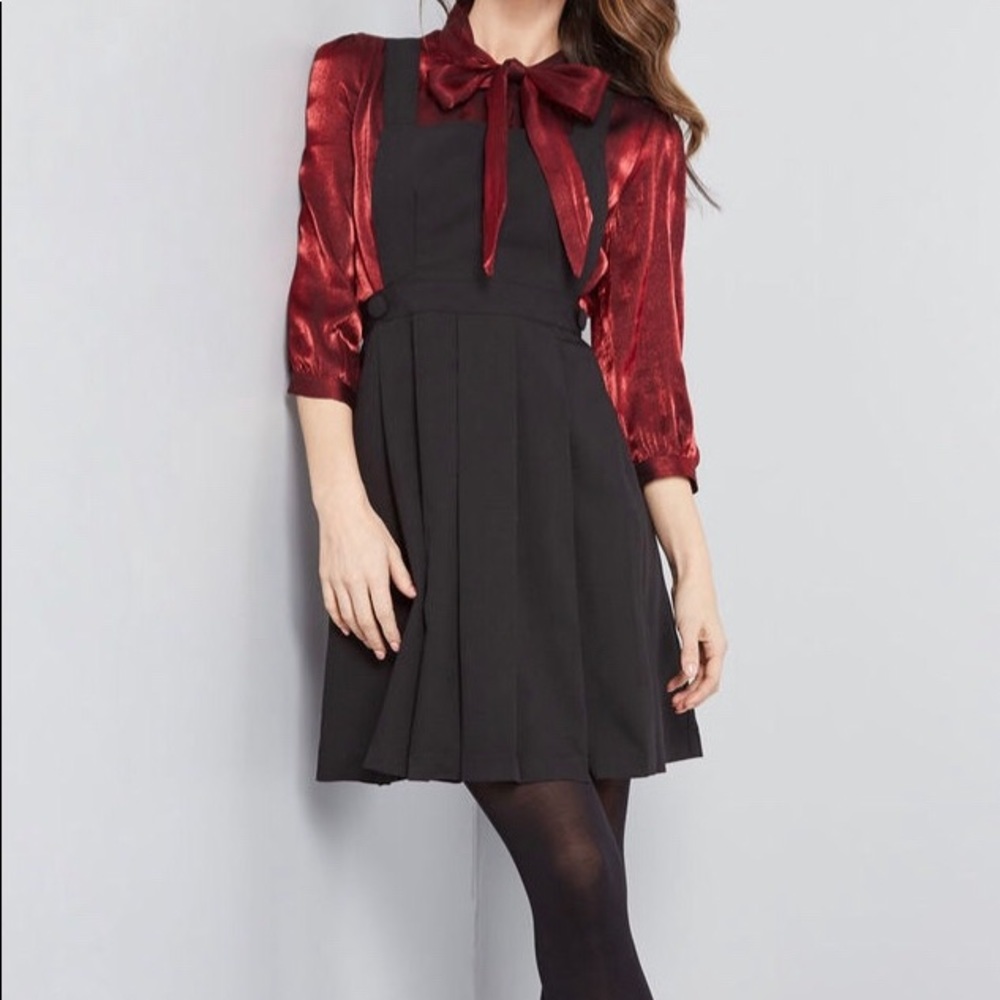 Black jumper/pinafore
